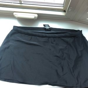 Catalina slimming skirted swim bottom. SZ S